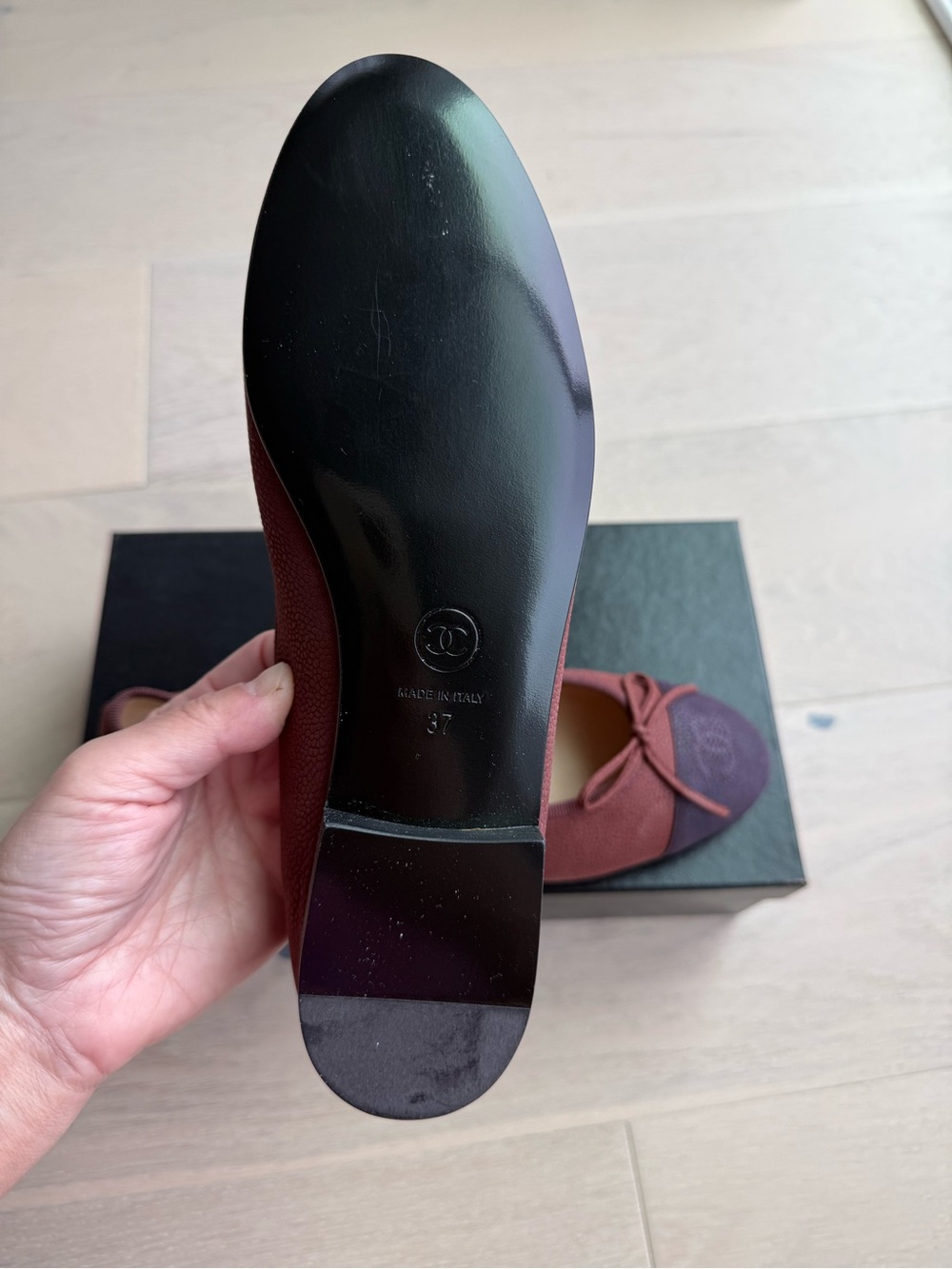 CHANEL Two-Tone Plum and Deep Burgundy Cap-Toe Ballet Flats - Picture 5 of 8